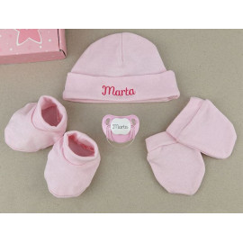 Conjunto CON NOMBRE BORDADO rosa gorrito patucos y manoplas bebé