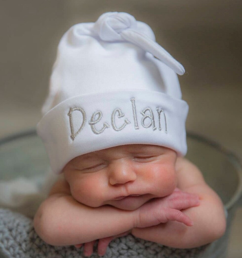 Хат бейби. Синдром фетровой шляпы новорожденных. Вышивка для одежды новорожденного. New born Baby hat. Аппликации на шапочку для новорожденного.